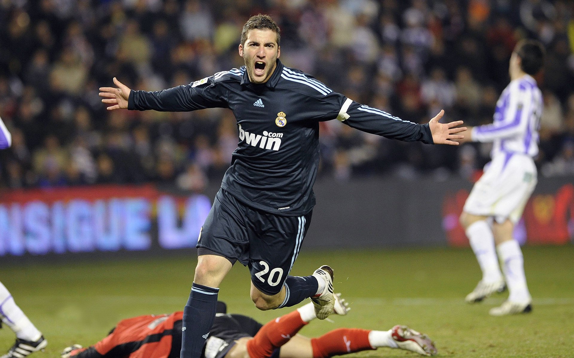 萨拉赫关键制胜，巴西式横扫塞维利亚展现足球艺术