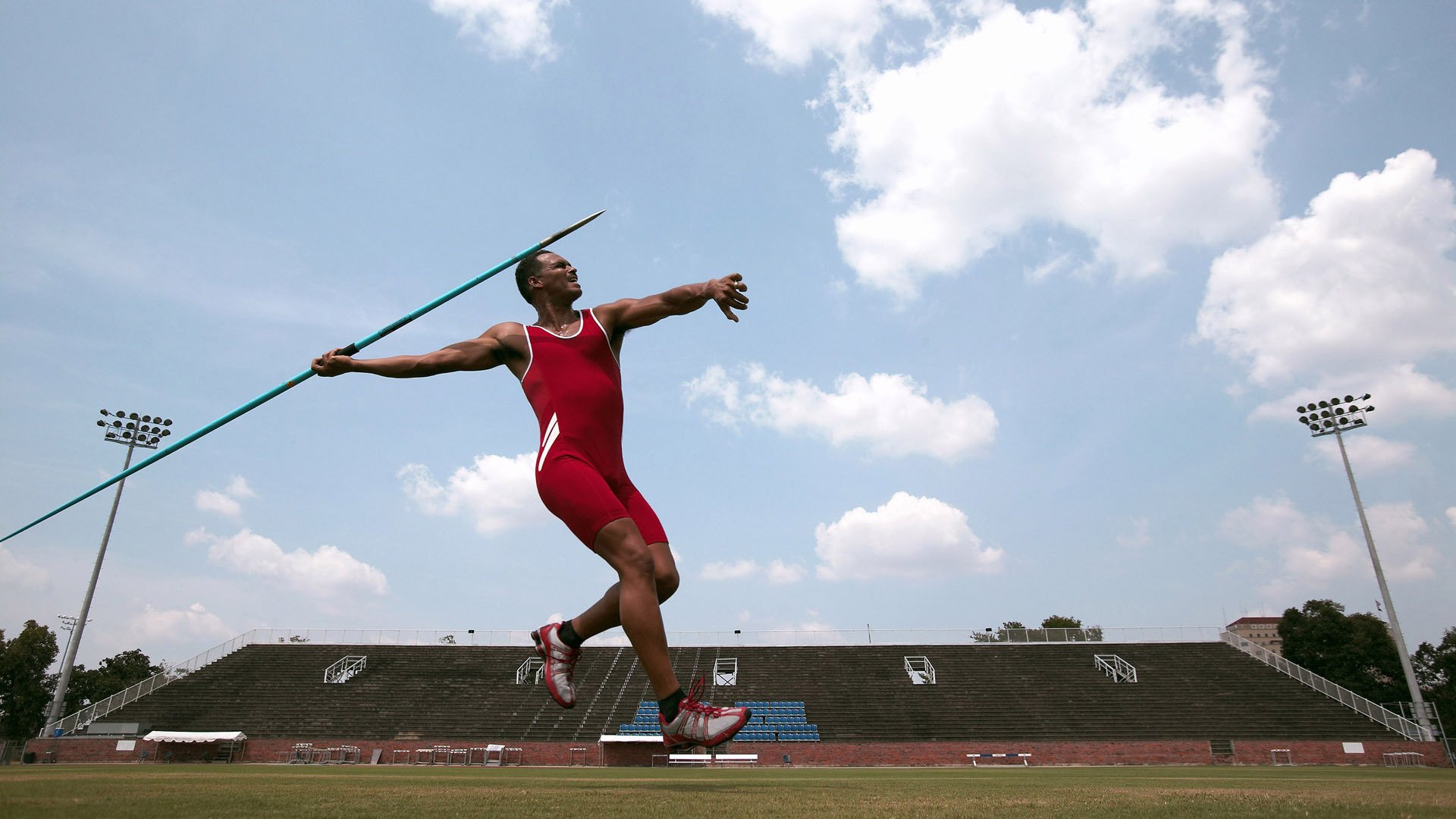 绝杀时刻，塞恩斯高光表现助红牛二队力克迈凯伦，诠释赛车运动的不可预测之美