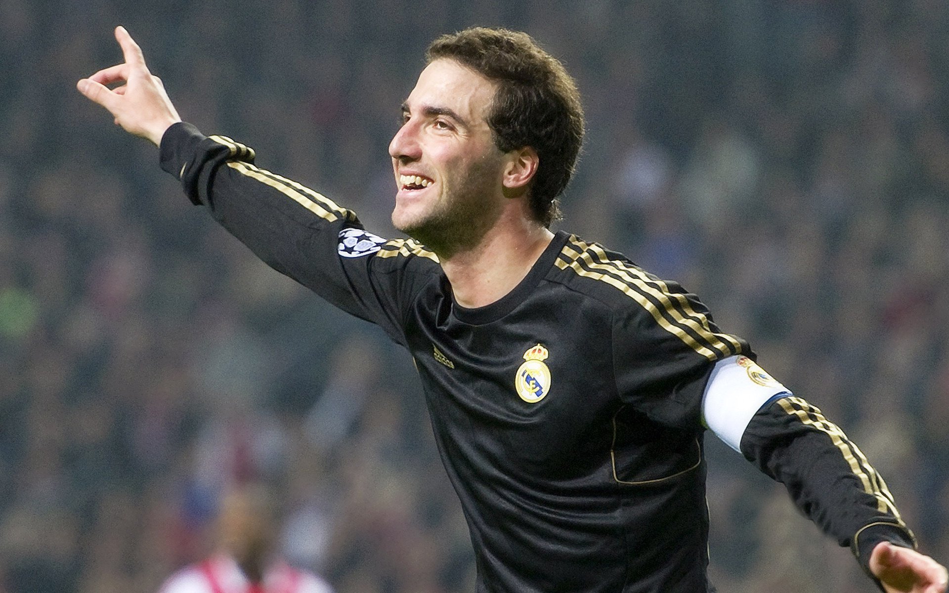 银箭与跃马的终局之战，周冠宇率阿斯顿马丁上演史诗逆转